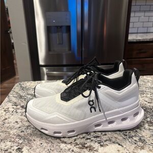 On Running women’s White and Black Sneakers